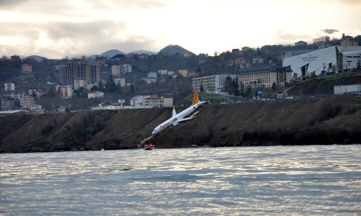 Video: Hành khách cuống cuồng thoát thân khi máy bay suýt cắm đầu xuống Biển Đen
