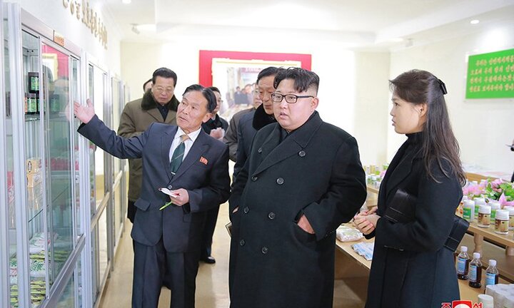 Ảnh: Ông Kim Jong-un và vợ thăm nhà máy dược lâu đời nhất Triều Tiên