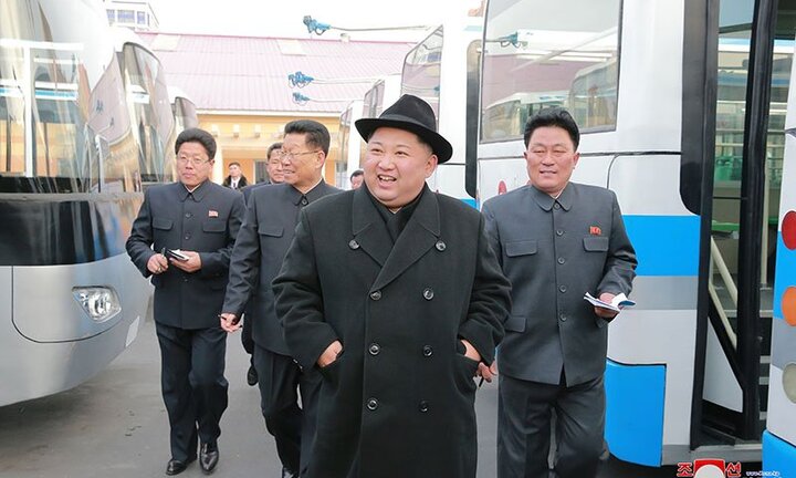 Ảnh: Ông Kim Jong-un thăm nhà máy xe buýt mới khánh thành