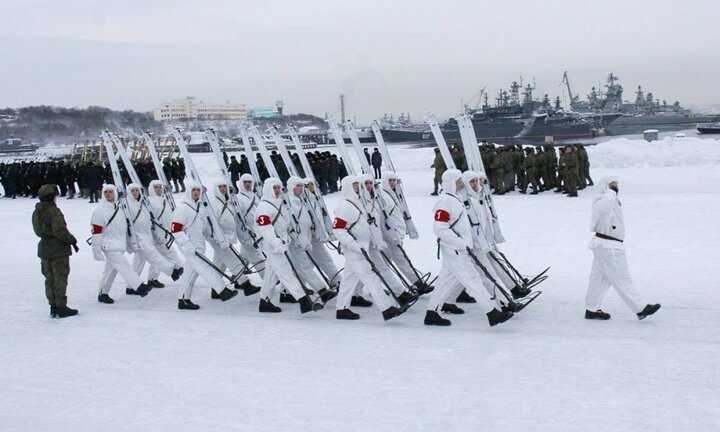Ảnh: Quân nhân Nga đạp tuyết luyện tập diễu binh