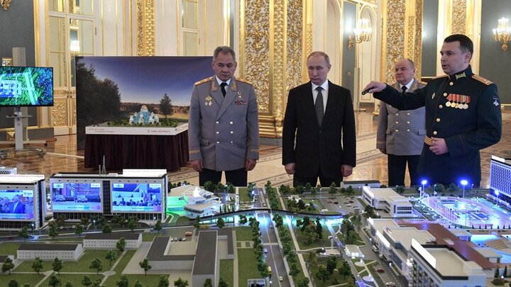 Ông Putin phát hiện chi tiết đặc biệt khi xem sa bàn công nghệ quân sự Nga