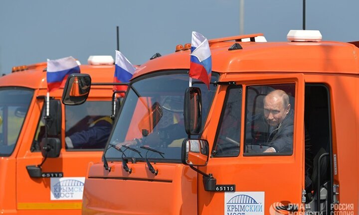 Lý do ông Putin không phạm luật dù không thắt dây an toàn khi lái xe tải khánh thành cầu Crưm