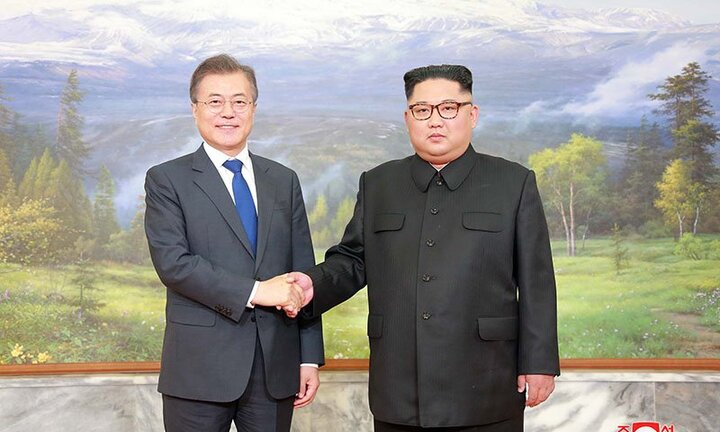 Truyền thông Triều Tiên hé lộ nội dung cuộc hội đàm bất ngờ của ông Kim Jong-un và ông Moon Jae-in