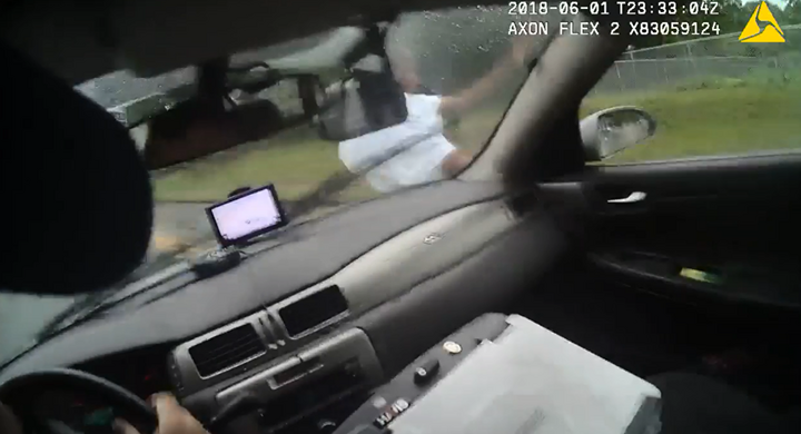 Đâm nghi phạm bằng xe tuần tra, cảnh sát bị đuổi việc