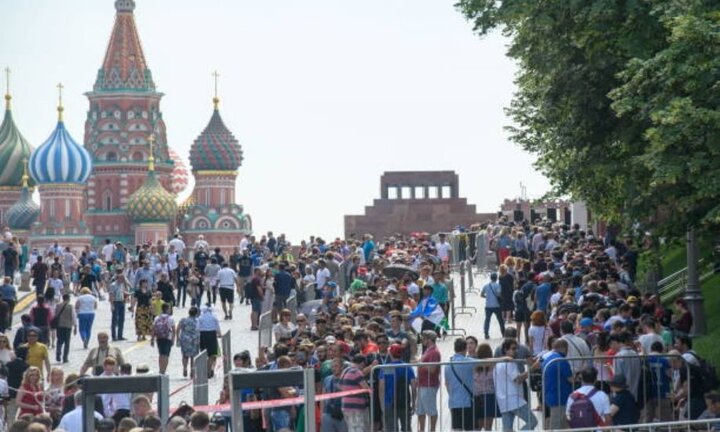 Tại sao hàng ngàn CĐV nước ngoài xếp hàng dài chờ viếng lăng Lenin?