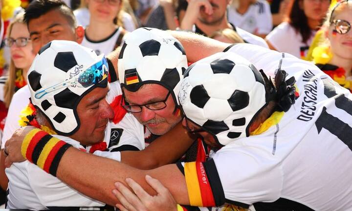 Đức thất bại thảm thương, cổ động viên bật khóc nức nở, gục đầu thất vọng