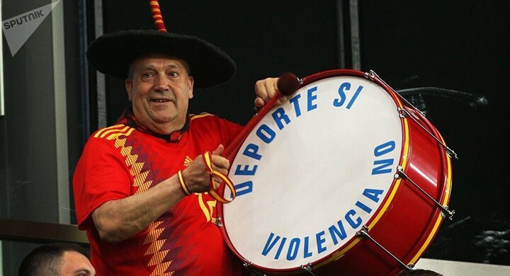 Fan Tây Ban Nha được phép mang trống cỡ lớn vào trận đấu với Nga