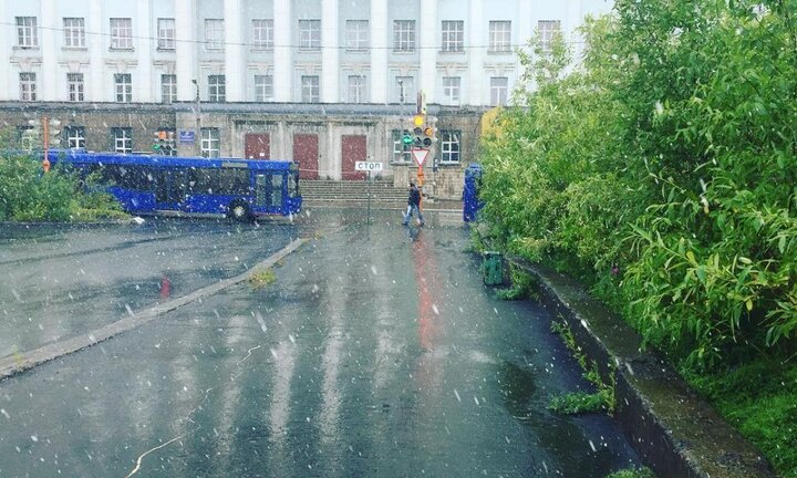 Tuyết rơi bất thường giữa mùa hè, phủ kín thành phố của Nga