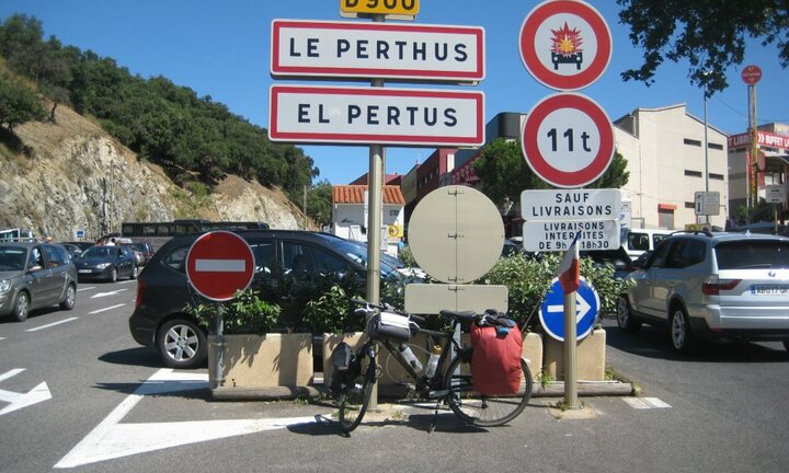 Quá nhiều tiền trong ngân sách, thị trấn Pháp định miễn thuế hoàn toàn cho người dân