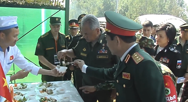 Army Games 2018: Bộ trưởng Quốc phòng Nga tâm đắc với món nem của bộ đội Việt Nam