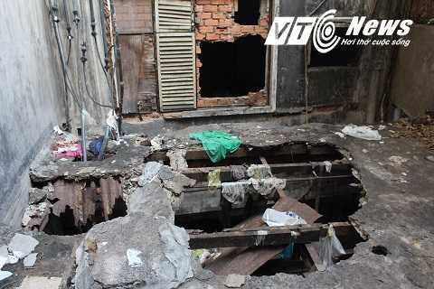 'Rợn người' bước vào chung cư hoang tàn nhất TP.HCM mà Bí thư Thăng chỉ đạo di dời
