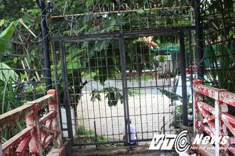 Cầu vừa khánh thành bị rào thép gai không cho dân đi ở Sài Gòn