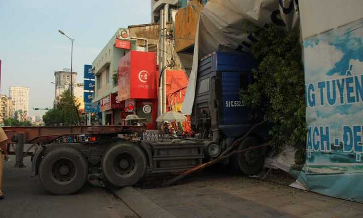 Container húc văng dải phân cách, lao vào nhà dân