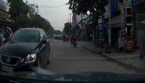 Công an truy tìm tài xế xe Lexus chạy ngược chiều giữa phố Sài Gòn