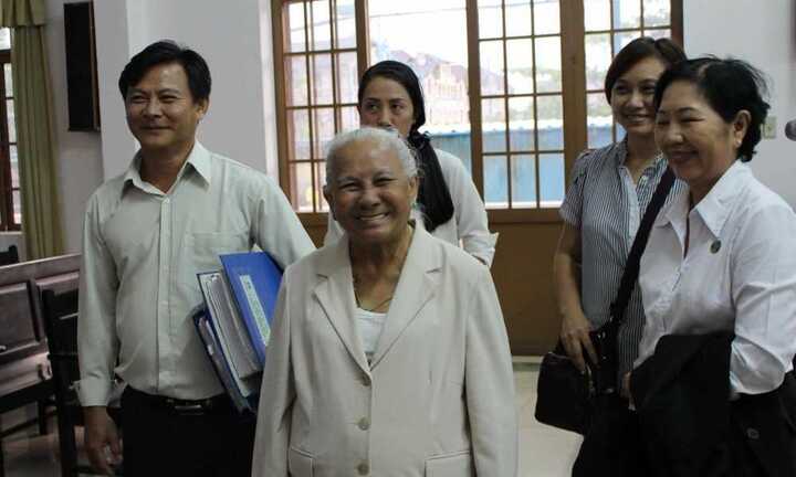 Bà lão 74 tuổi thắng kiện UBND quận: Thi hành thế nào sau bản án?