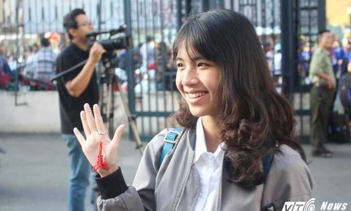 'Hot girl Olympia' xinh đẹp khoe bùa hộ mệnh trước giờ thi môn Toán