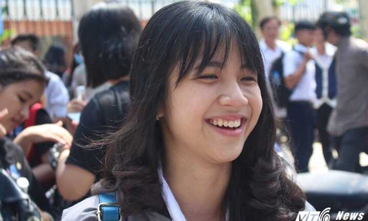 'Hot girl Olympia' cười rạng rỡ sau buổi thi môn Toán