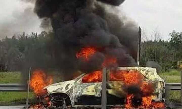 Đang chạy trên cao tốc, ô tô 7 chỗ bốc cháy ngùn ngụt, trơ khung sắt