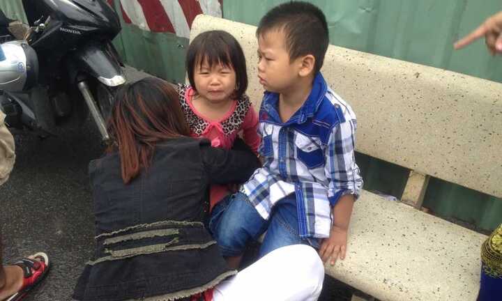 Người vợ ôm 2 con nhỏ khóc ngất bên thi thể chồng