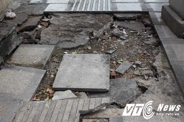 Vỉa hè lát đá tiền tỷ ở TP.HCM bị 'băm nát'