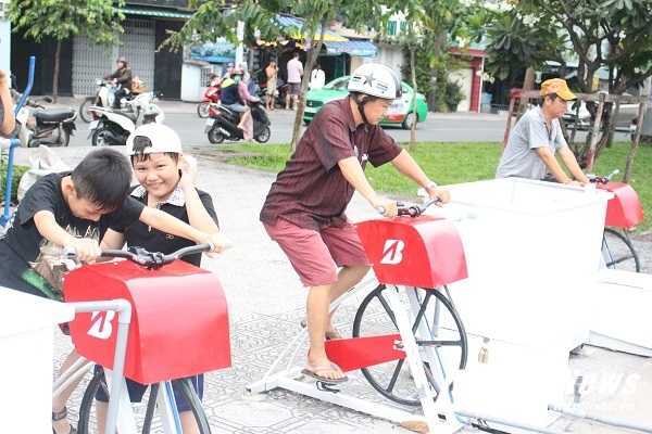 Dân Sài Gòn thi nhau lọc sạch nước kênh Nhiêu Lộc - Thị Nghè