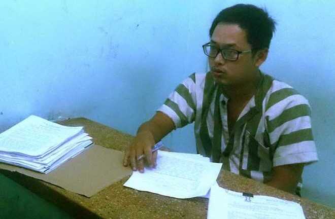 Khoác áo công an của bố đi cướp tài sản