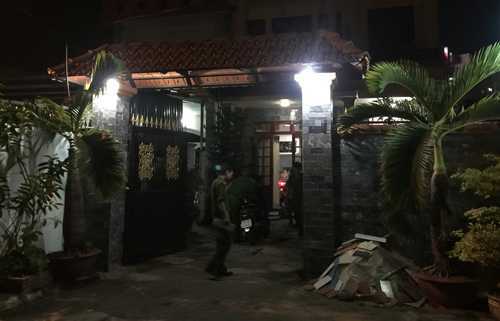 Mẹ và con gái nằm bất động trong căn phòng nồng nặc mùi thuốc sâu