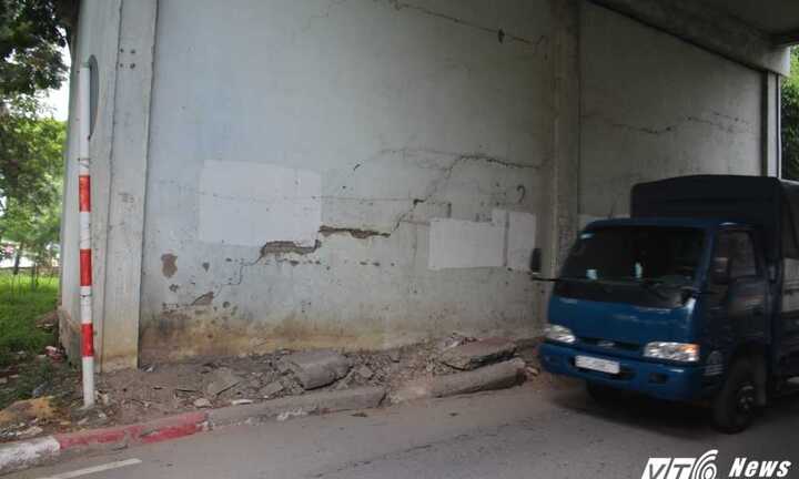 Rùng mình hàng trăm xe tải rầm rầm băng qua cầu vượt nứt nẻ, sụt lún ở TP.HCM