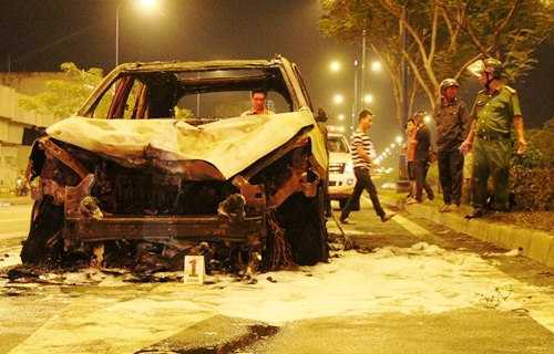 Ôtô tông xe máy bốc cháy trơ khung, 1 người thiệt mạng