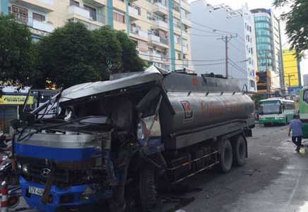Hàng chục hành khách la hét trong xe buýt rung lắc dữ dội
