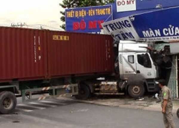 Container đâm nát trung tâm nội thất, cả nhà thoát chết