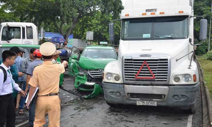 Container 'điên' lao vào dòng xe đang chờ đèn đỏ