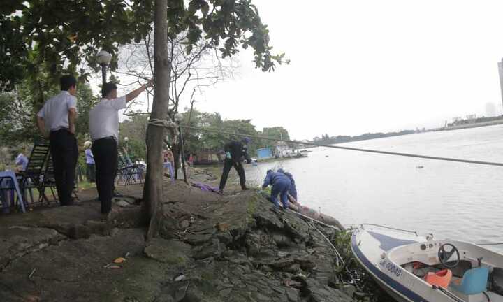 Thi thể nam thanh niên nổi trên sông Sài Gòn