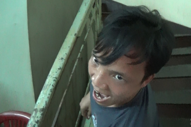 Nam thanh niên dùng kéo uy hiếp, dọa đốt xe CSGT ở TP.HCM