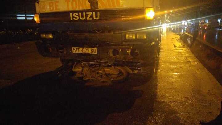 Vướng áo mưa ngã, nam thanh niên bị xe bồn cuốn vào gầm