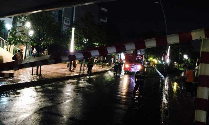 Tài xế tông sập thanh giới hạn chiều cao cầu rồi tăng ga bỏ trốn