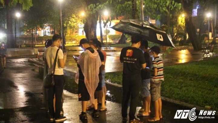 Hàng trăm game thủ đội mưa, vật vờ săn Pokemon giữa đêm khuya Sài Gòn
