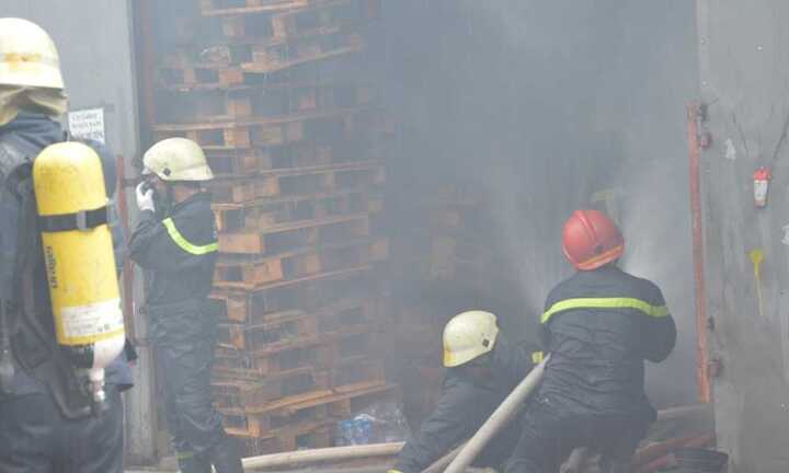 Gần 100 cảnh sát cứu hỏa đám cháy lớn giữa Sài Gòn