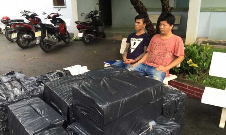 'Ôm' hàng lậu và hung khí cố thủ trong ô tô