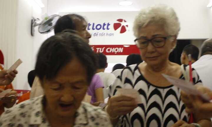Dân Sài Gòn mơ đổi đời, nhịn ăn sáng gom tiền mua vé số kiểu Mỹ