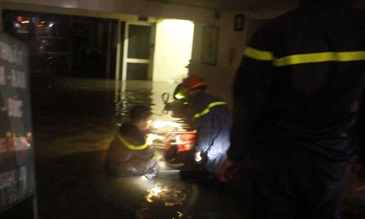 Huy động cảnh sát PCCC giải cứu nhà dân sau trận mưa lớn ở Sài Gòn