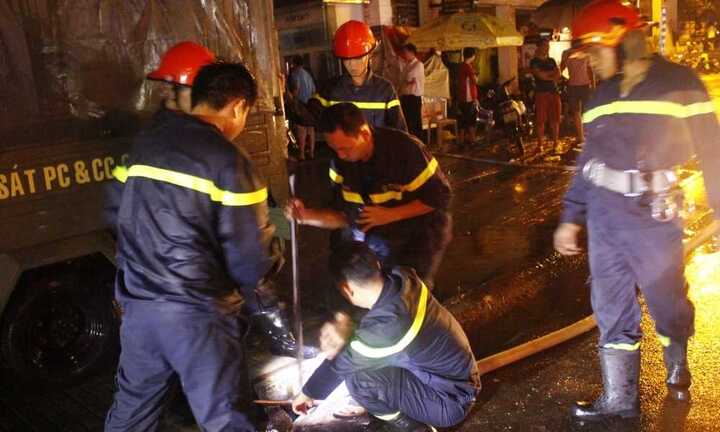 Cảnh sát phòng cháy chữa cháy xuyên đêm hút nước cứu dân TP.HCM