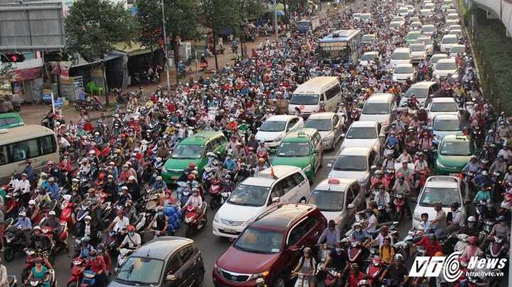 Hàng ngàn phương tiện chôn chân nhiều giờ liền ở cửa ngõ Sài Gòn