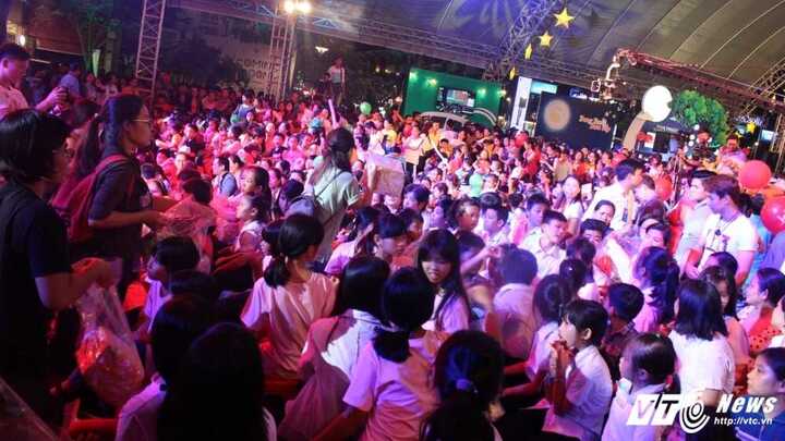 Phố đi bộ Nguyễn Huệ nêm cứng người trong đêm Trung thu