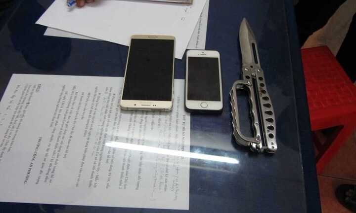 Dùng dao đe dọa nhân viên cửa hàng, cướp điện thoại giữa ban ngày