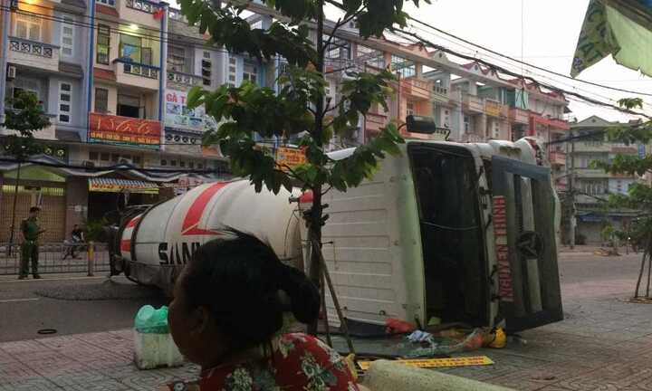 Xe bồn loạng choạng, lật ngang giữa đường Sài Gòn