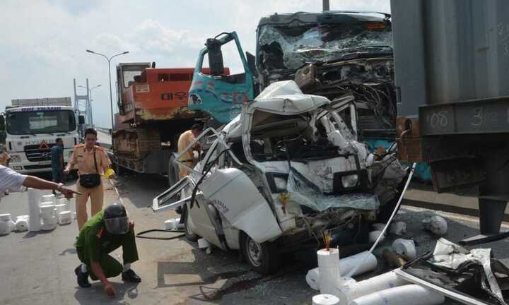 5 xe tông nhau trên cầu, một tài xế chết thảm trong cabin
