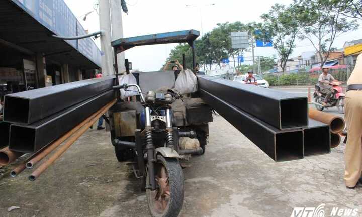 CSGT truy quét xe 'máy chém', tài xế ngụy biện do định mệnh sinh ra nghèo