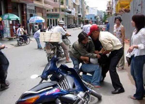 Hai thanh niên dí dao, cướp xe ôm ở Sài Gòn