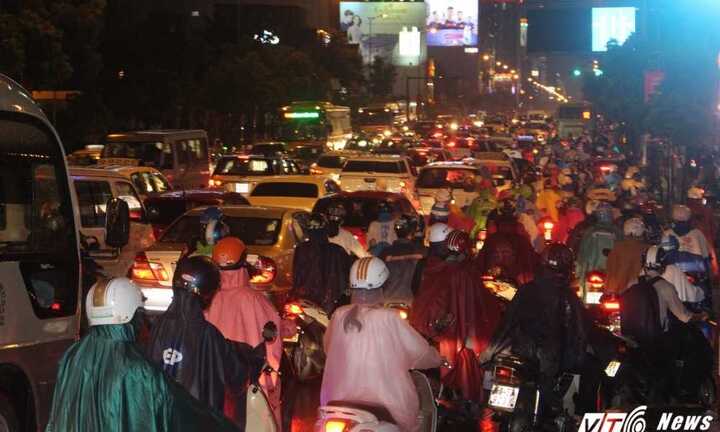 TP.HCM mưa to, đường phố lại kẹt cứng